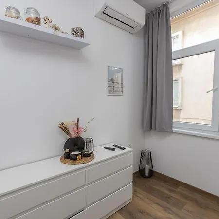 아파트 The House 1 *